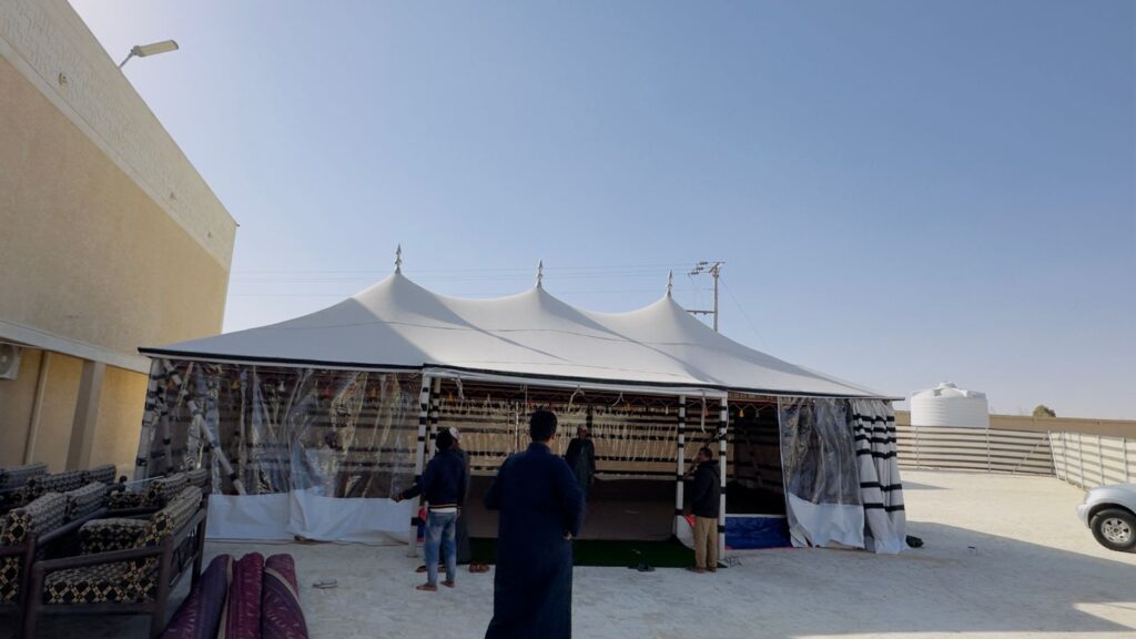 خيام الصقور